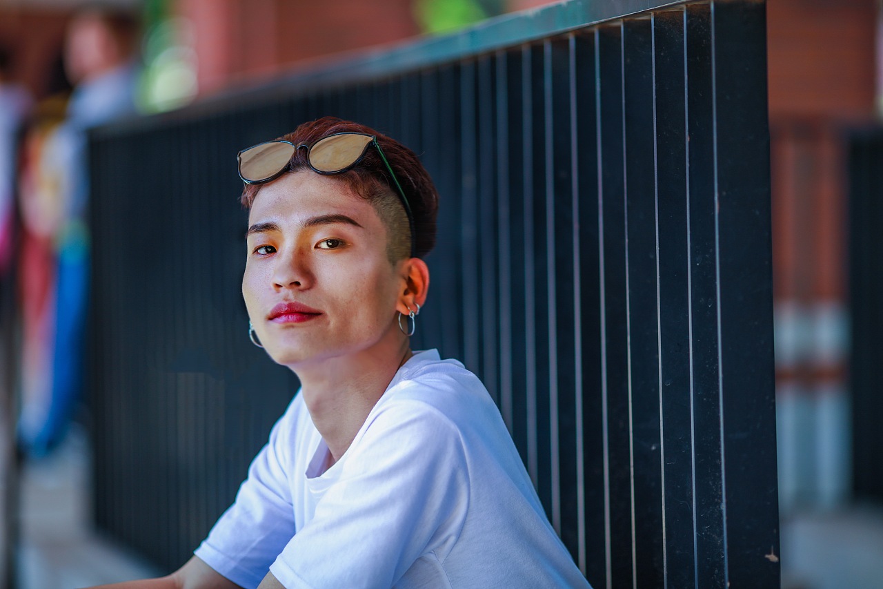 摄影天津人像 芦苇街道墨镜男