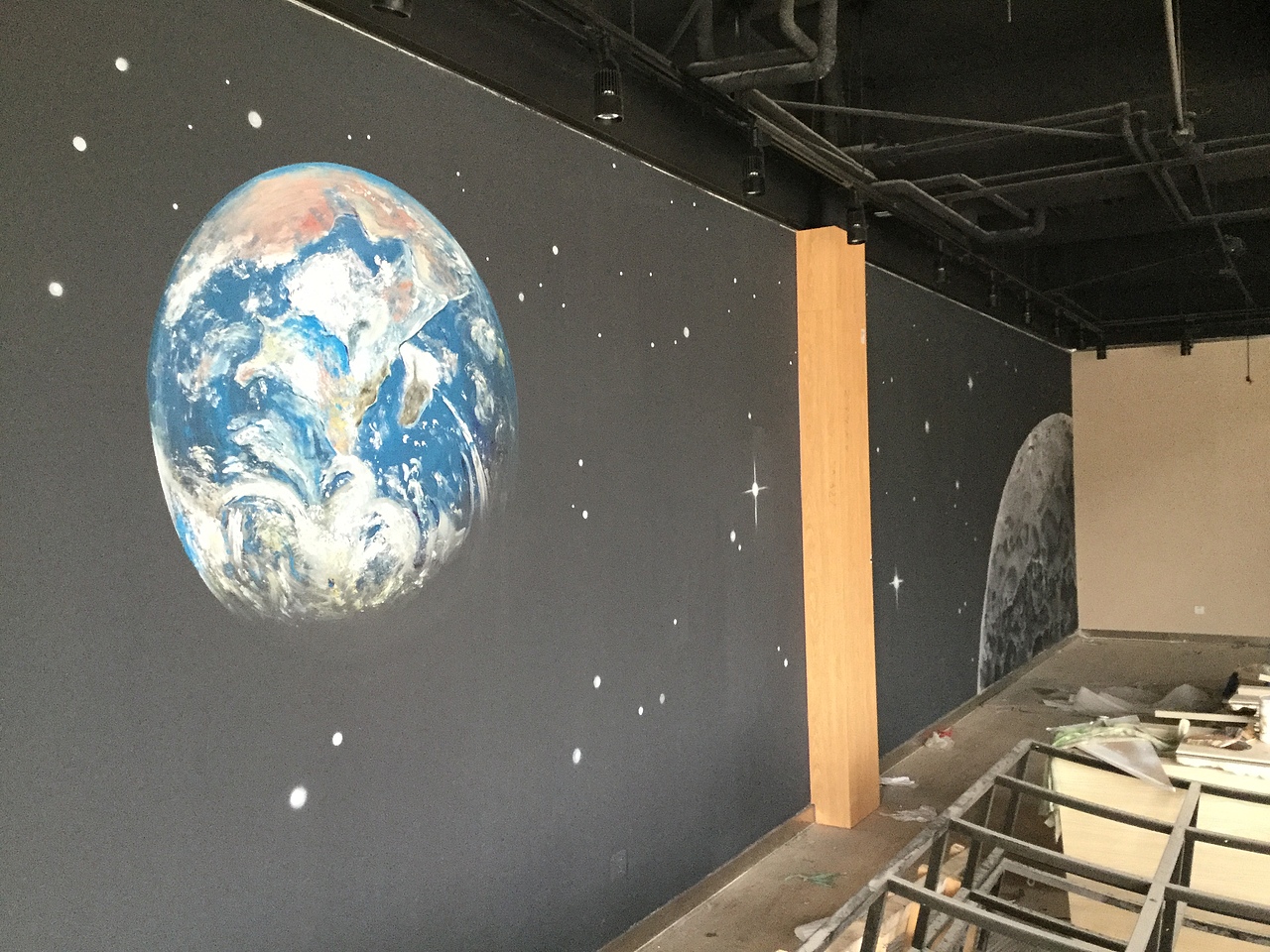 宇航员地球墙绘