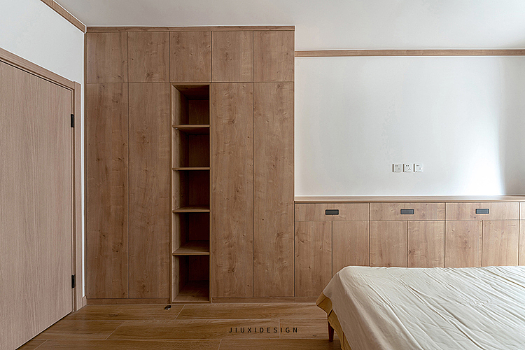 床尾区域做半高柜,是为了增加上半身的活动空间以及舒适性. br>