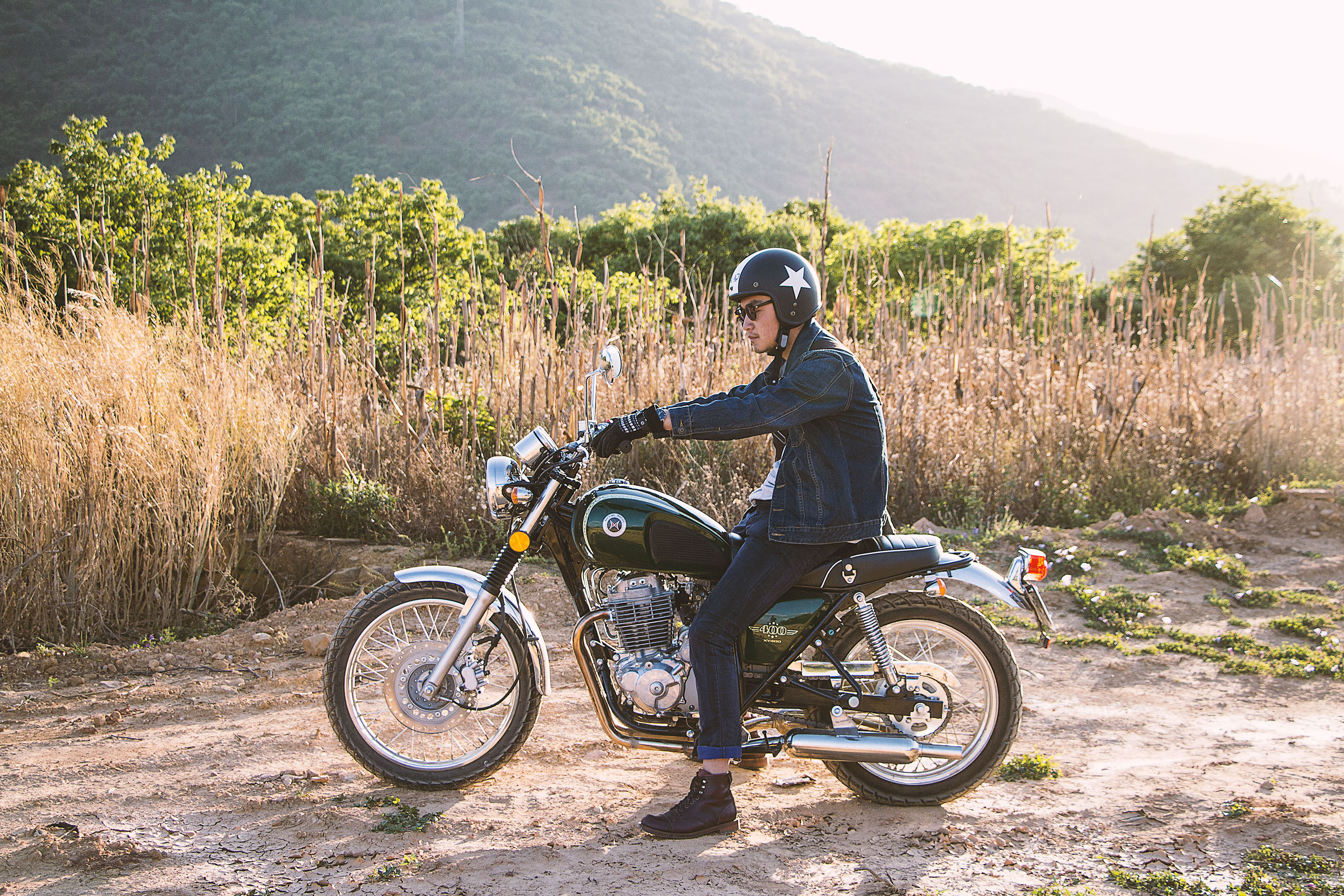 骑摩托车的老男孩