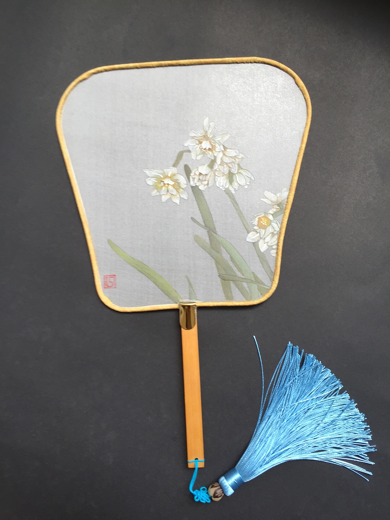 轮如明月尽，罗似薄云穿。无由重掩笑，分在秋风前。