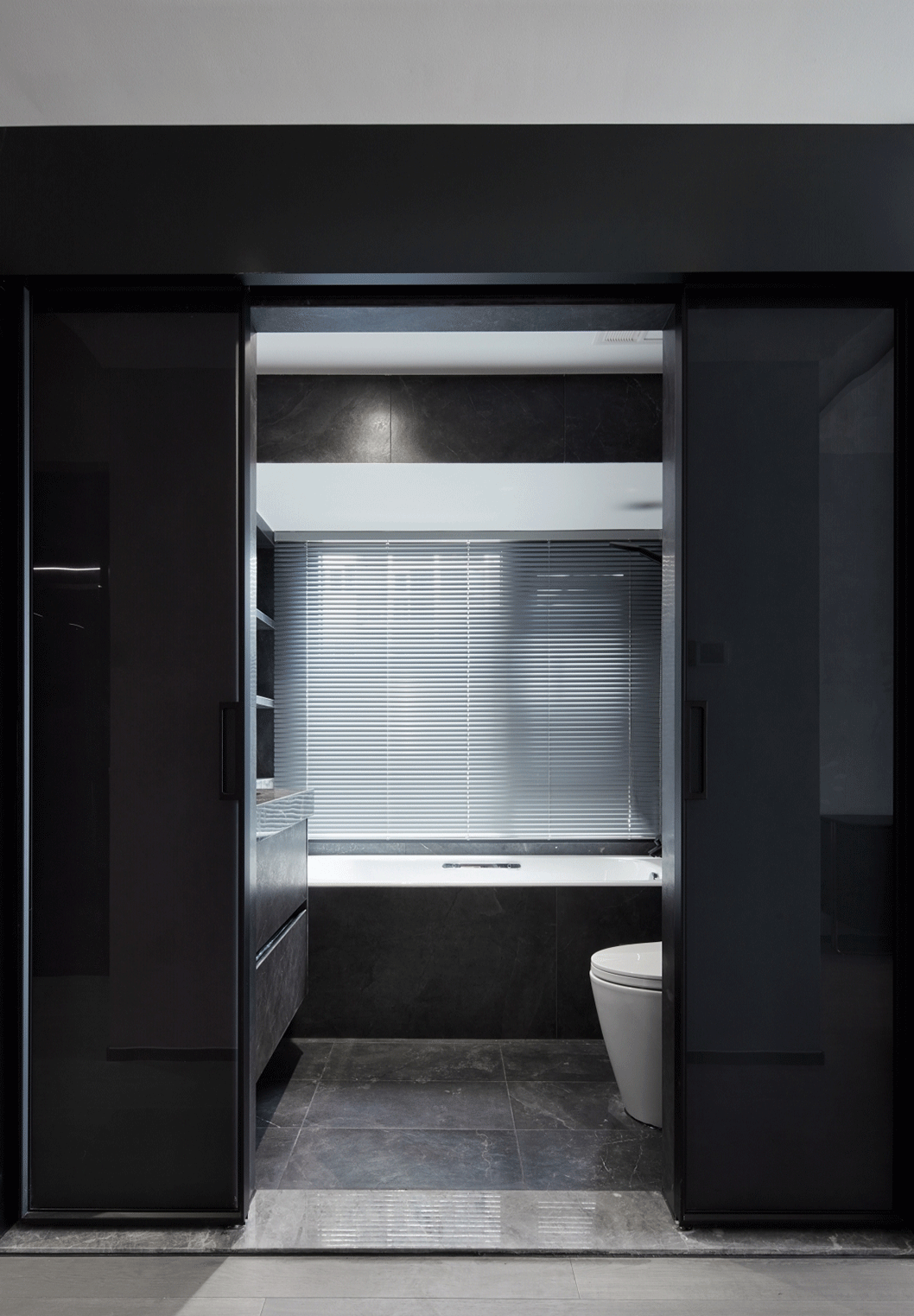 灰色石纹、玻璃门的硬朗气质，延续整个空间色调的基础上，构建出一种“追随内心”的生活方式。