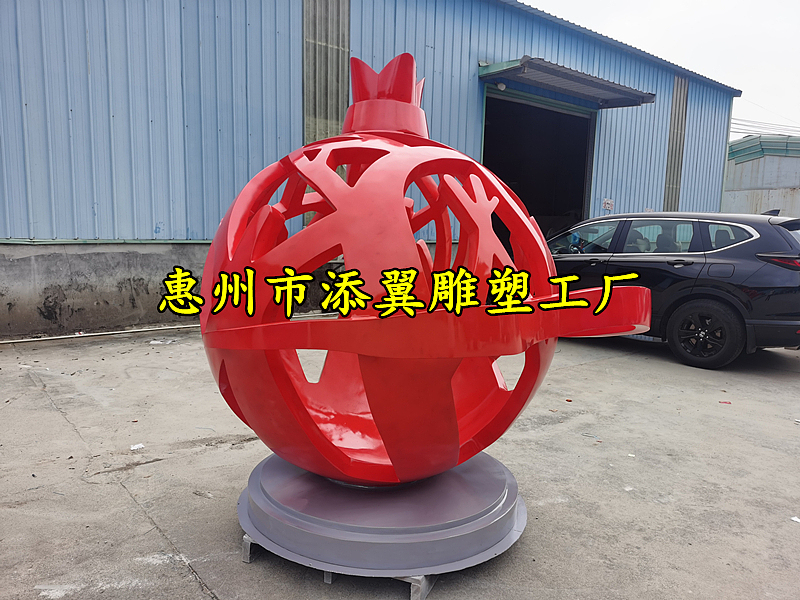 尤其引人注目的是那盛开的玻璃钢石榴雕塑有醉了的感觉