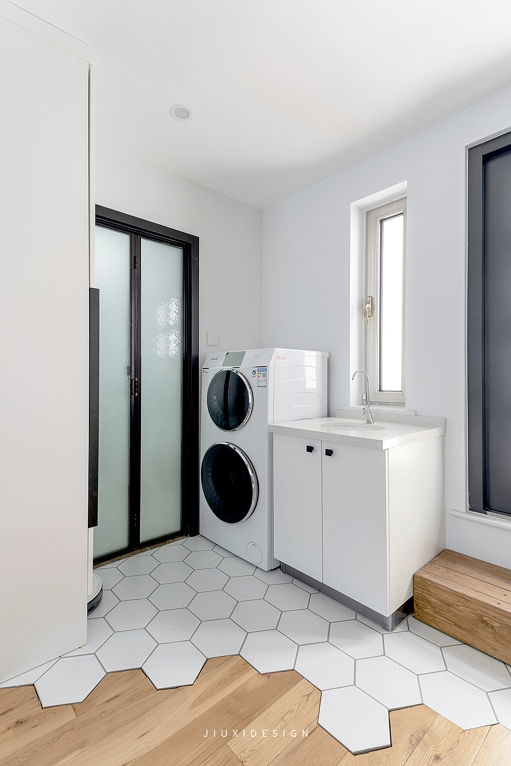 洗衣区域设置了洗烘一体机,旁边并且放置了手洗的水池,也是二层的取水点。
砖与地板的两种材质拼接,把干湿区用轻松自然的方式过渡出来。<br>