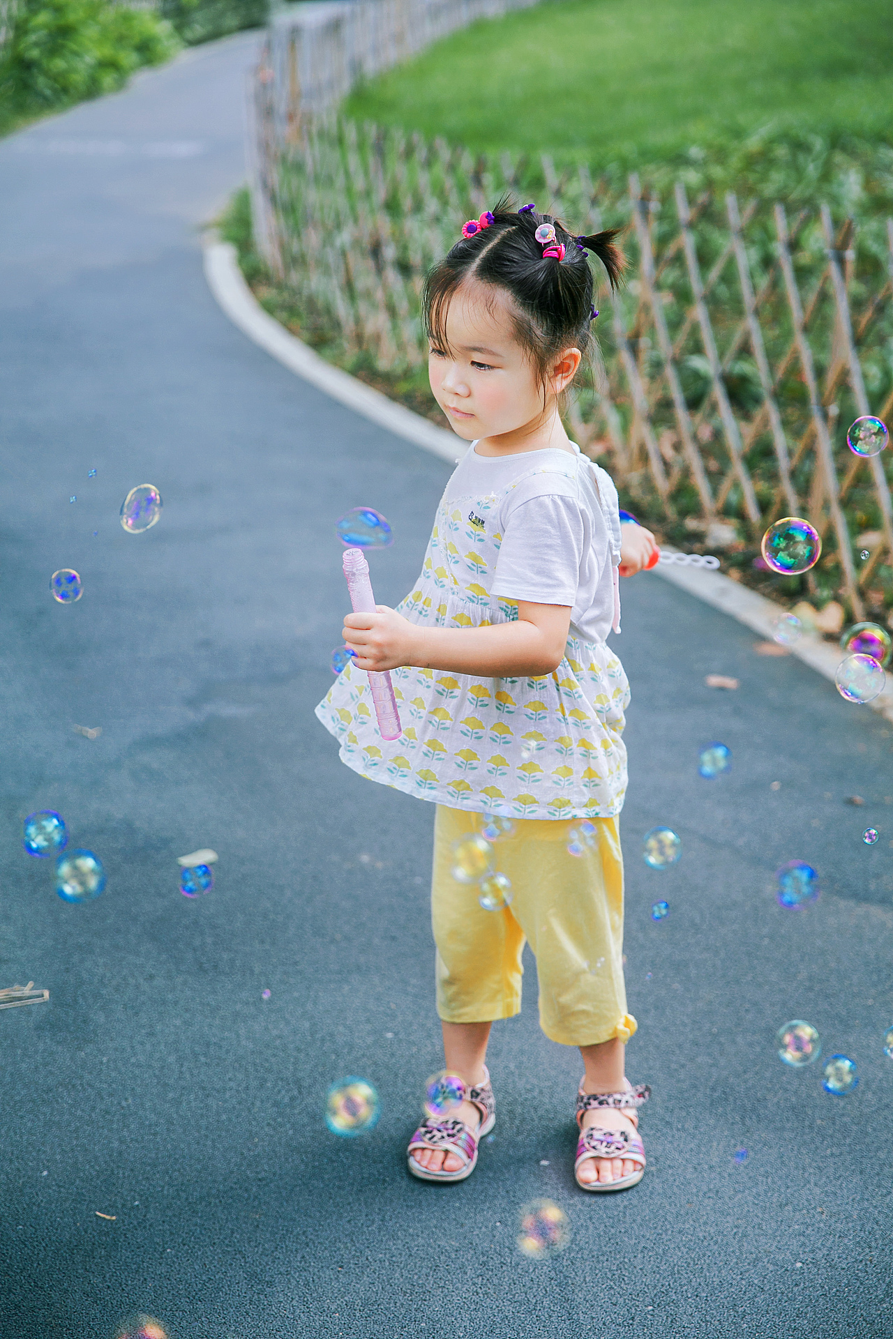 小朋友写真 有泡泡就可以玩半天的时光（图ZMzI4MjIzNTA0） - 人像摄影 - 站酷设计师悦色儿原创素材 - 站酷ZCOOL