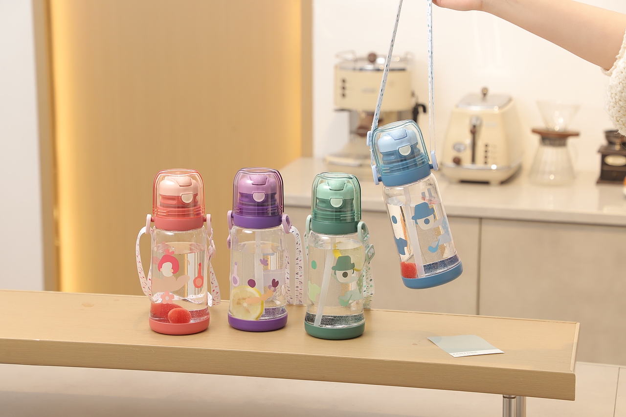 儿童水杯（图ZMzM1MTI1ODg0） - 产品摄影 - 站酷设计师不是偷你猪的那位原创素材 - 站酷ZCOOL