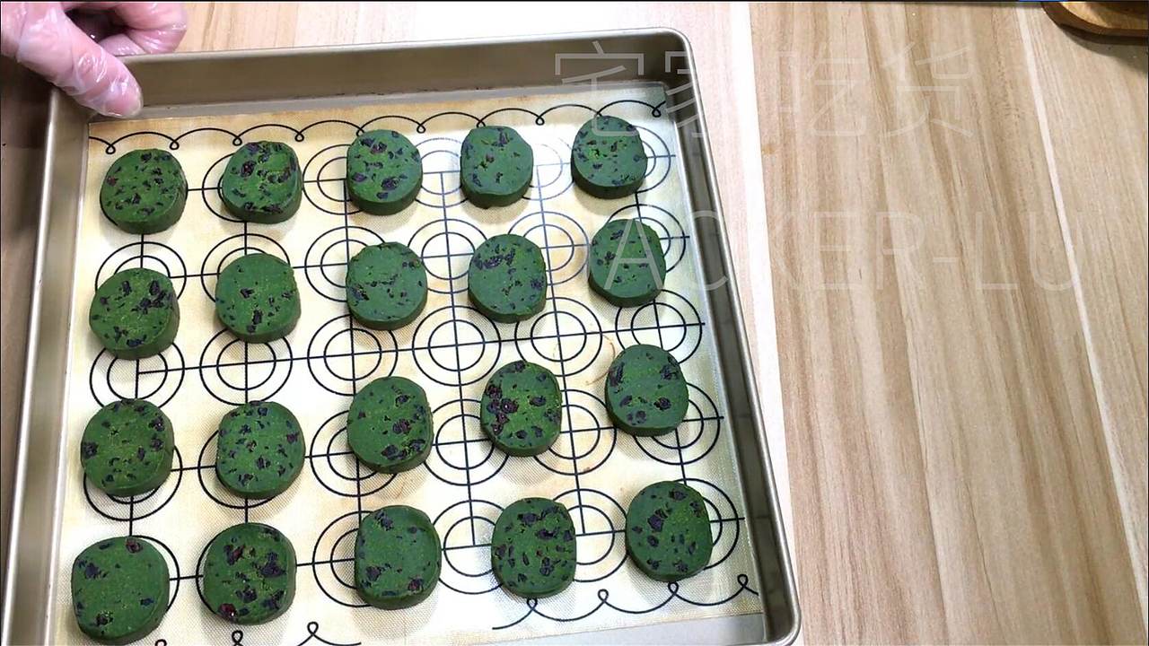 抹茶蔓越莓饼干,清新怡人、色彩诱人的小点心。