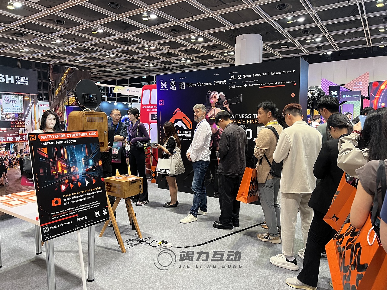 香港Web3展示上的AI拍照打卡互动也太热闹了吧