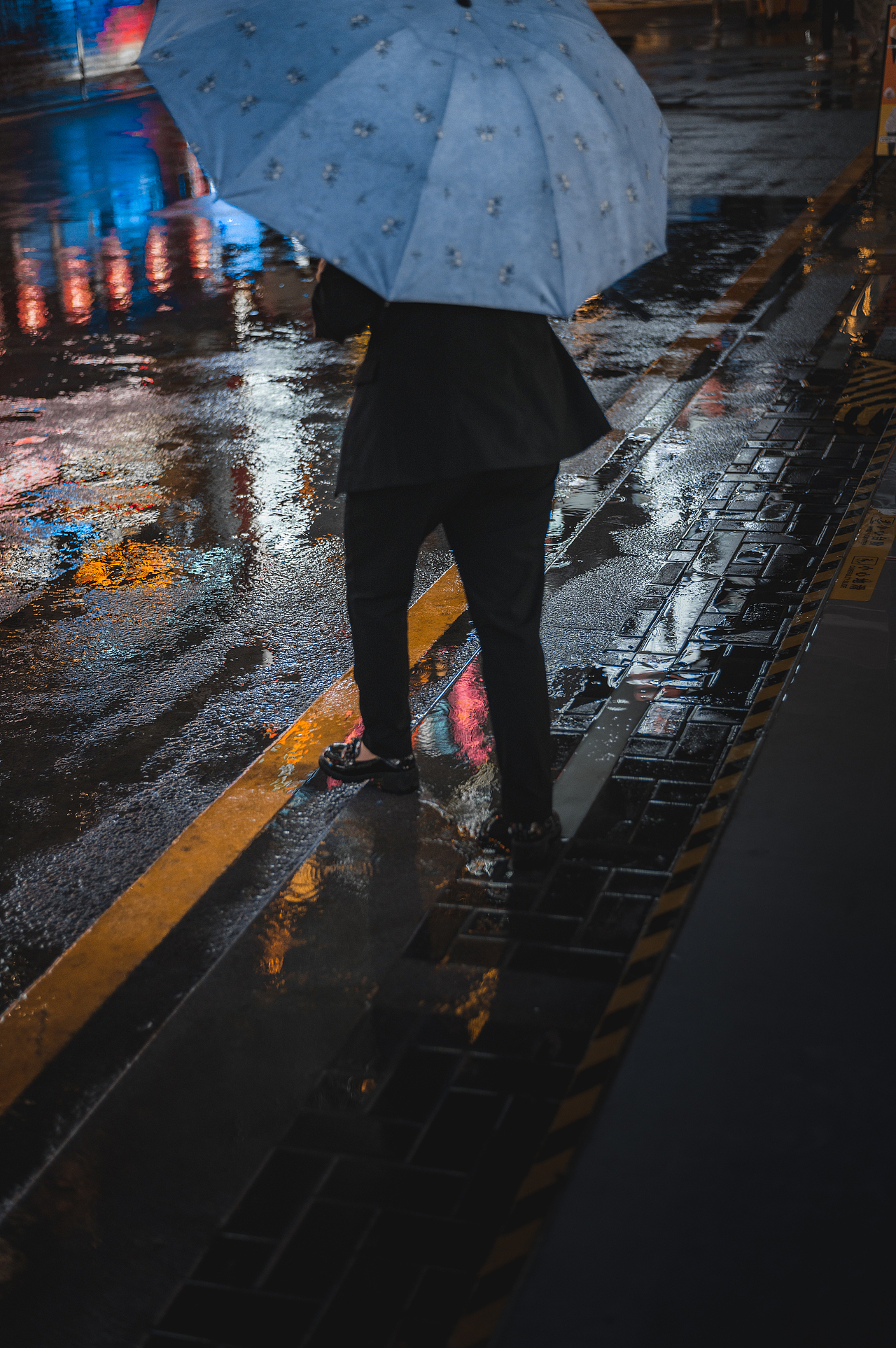 贵阳下雨天街拍（图ZMzA5MzAwNzEy） - 人文/纪实摄影 - 站酷设计师设计师R潮原创素材 - 站酷ZCOOL