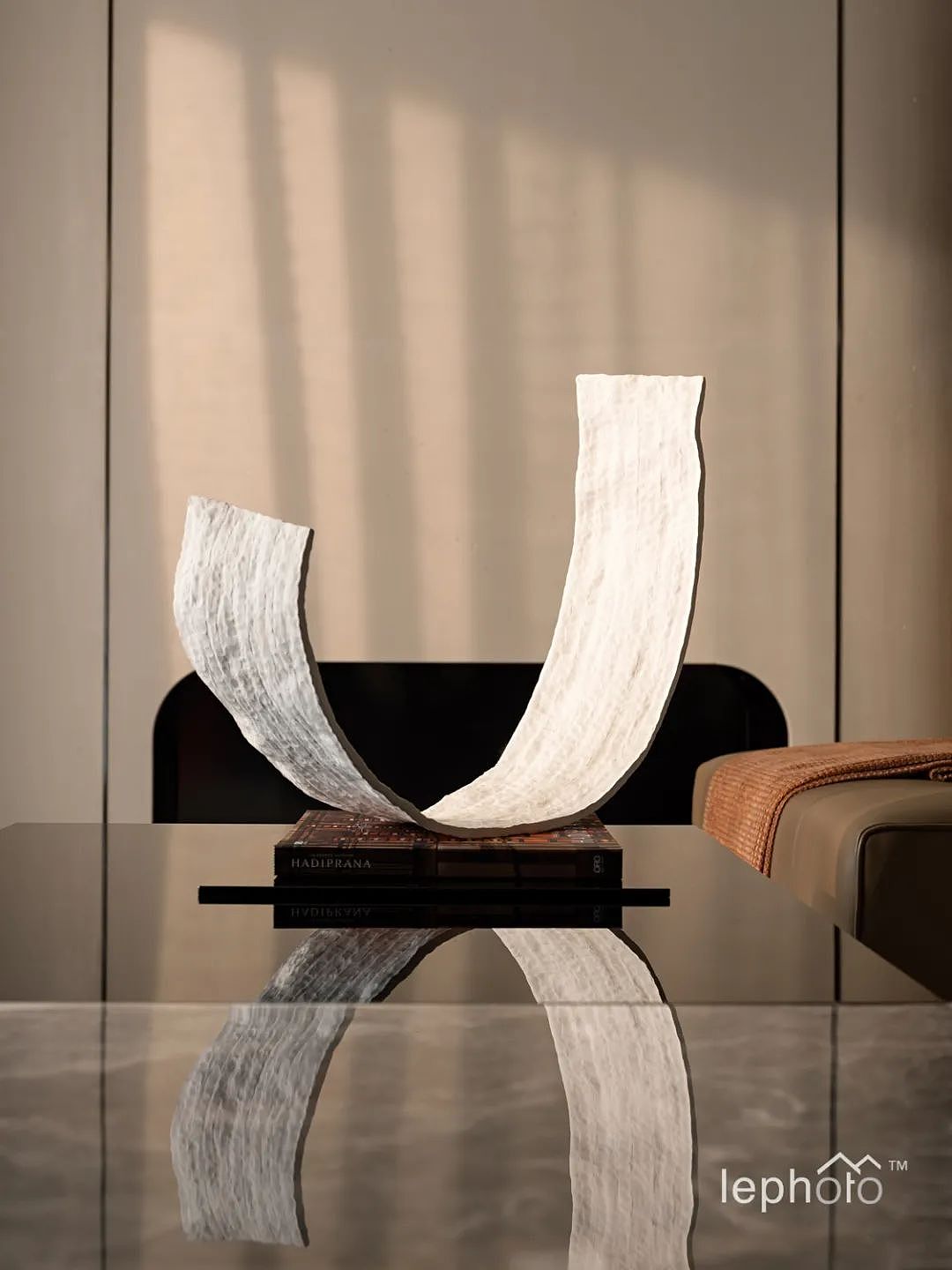 《起风了》
<br>客厅陈列着艺术家的原创陶艺作品《起风了》,在光和空间的作用下平静柔美,又蕴藏着张力的美感。时间仿佛在此凝固,提醒着从工作模式切换家庭时间的人们,慢一些,感受风拂过窗帘再到脸颊的灵动。