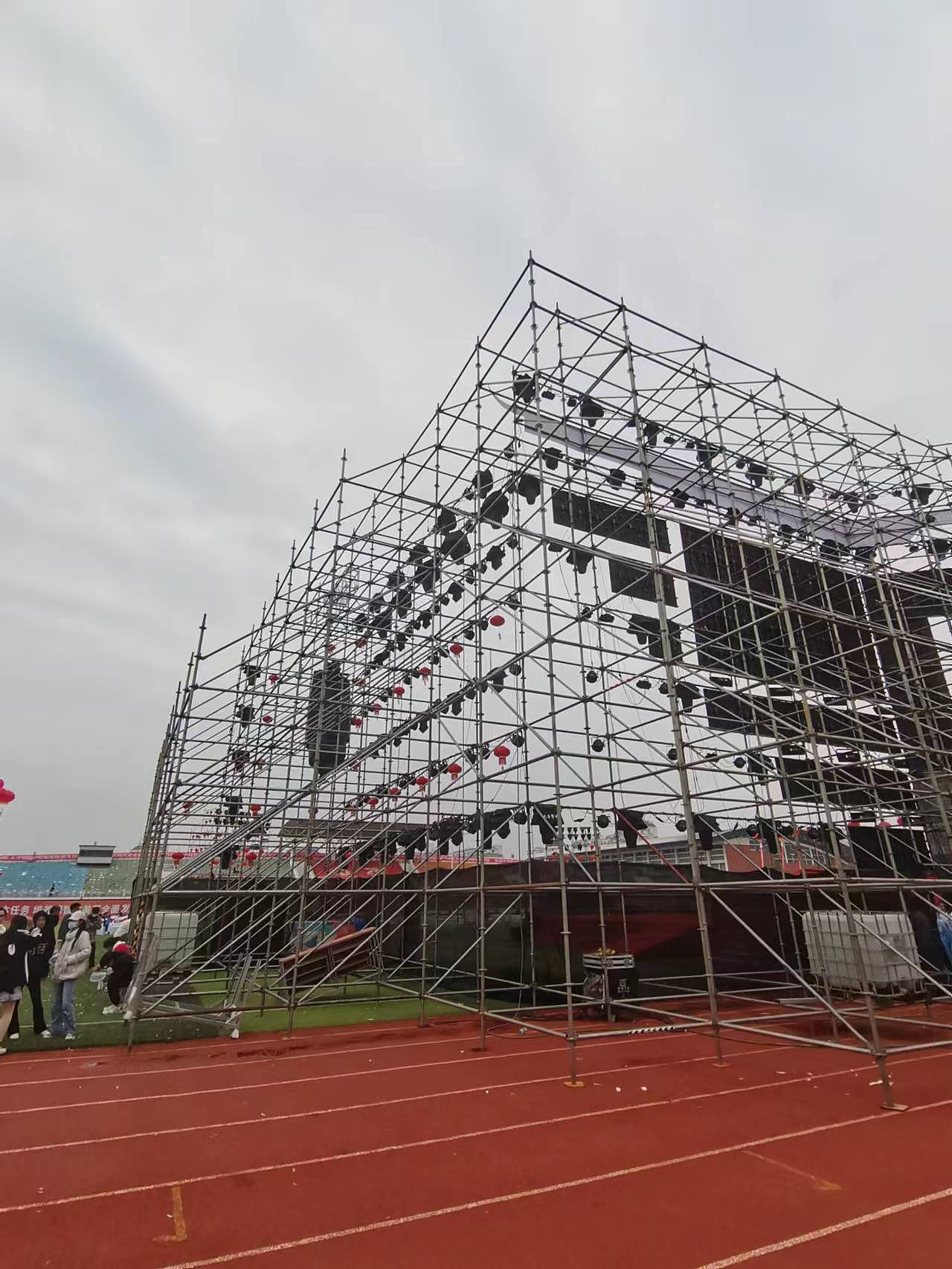 《南昌航空大学70周年庆典》舞台舞美设计