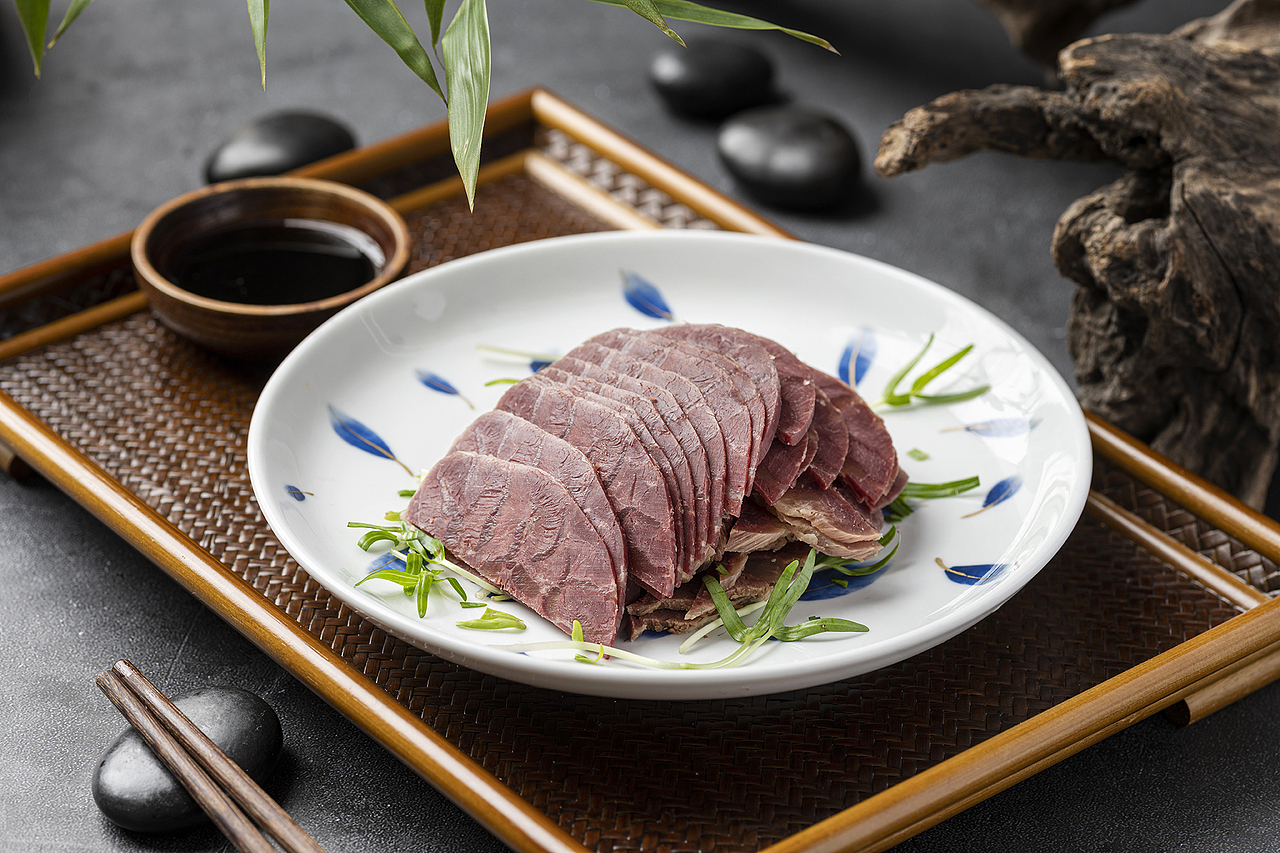 贤桥干切牛肉 br> br>干切牛肉作为一道下酒菜,特别受到食客们的青睐.