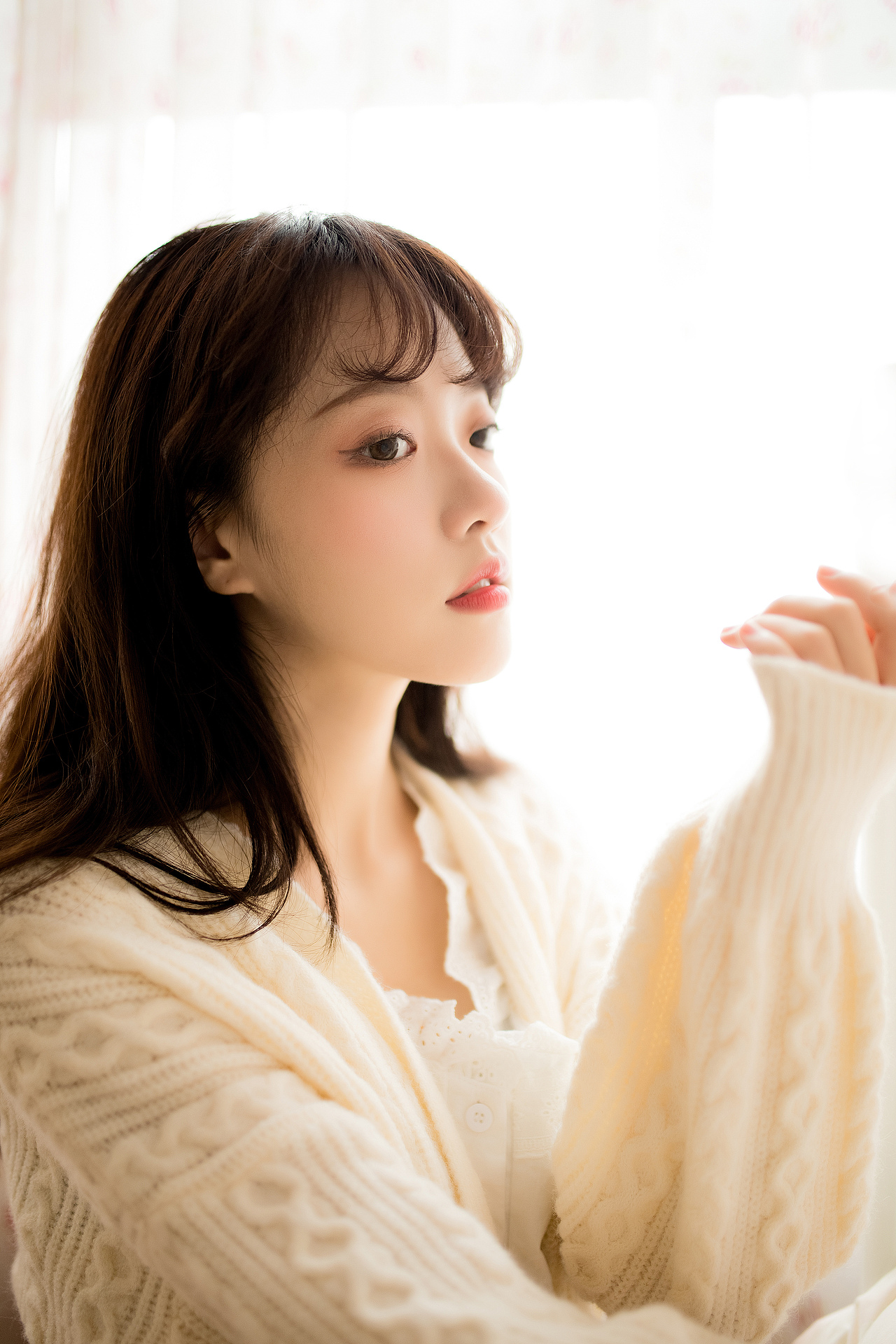 我看着你的脸，轻刷着和弦