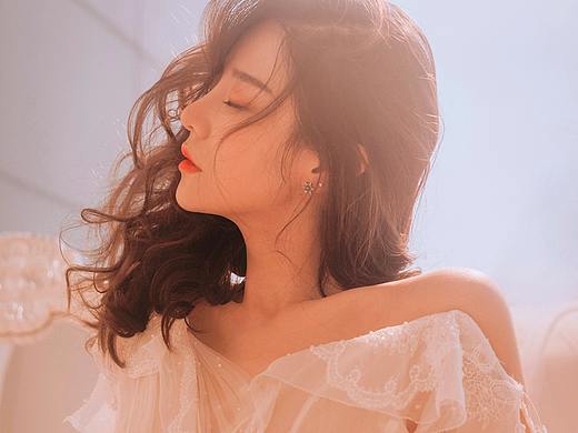 穿白裙的文艺少女