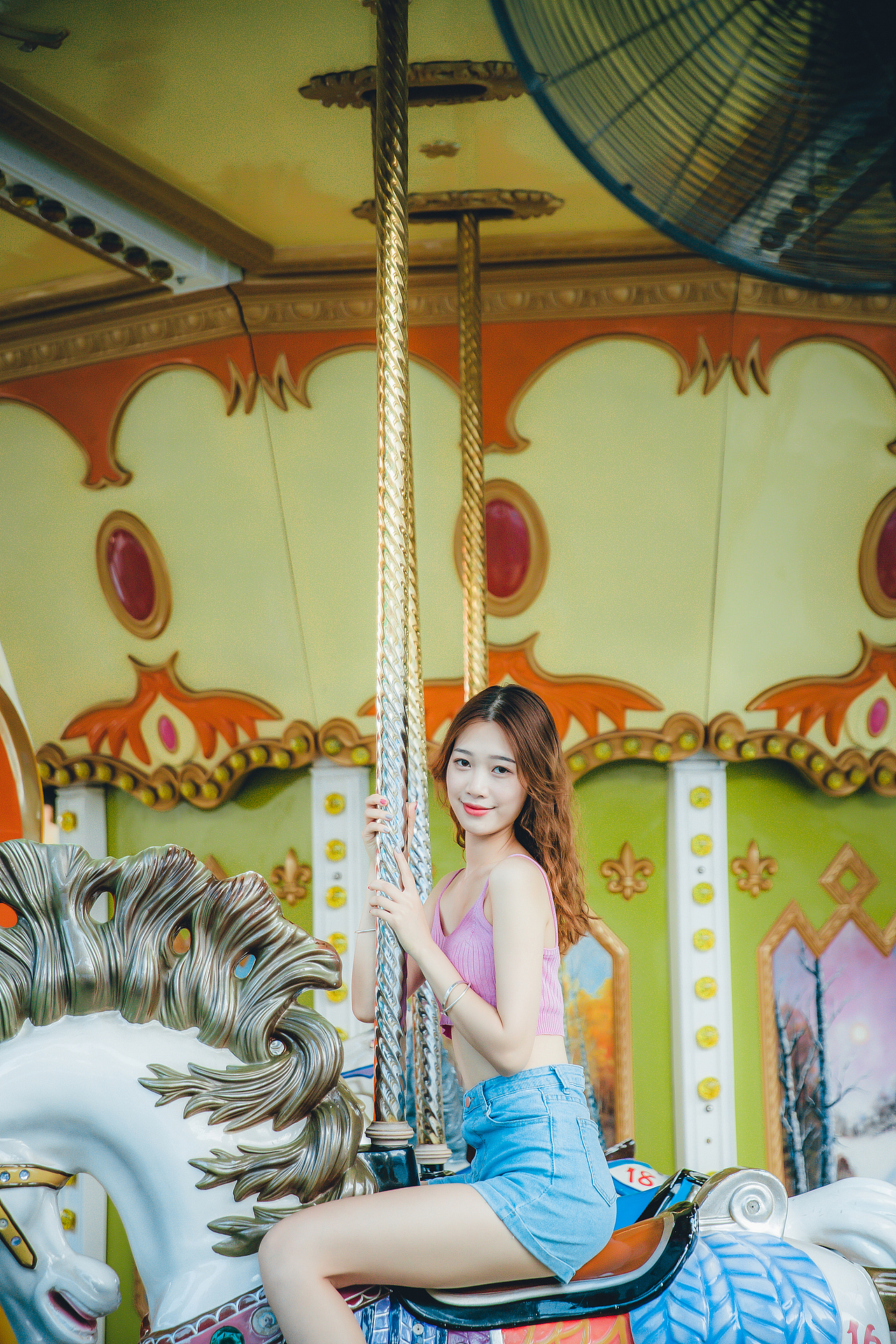 人像摄影:游乐场少女,阳光、草地、摩天轮、旋转木马
