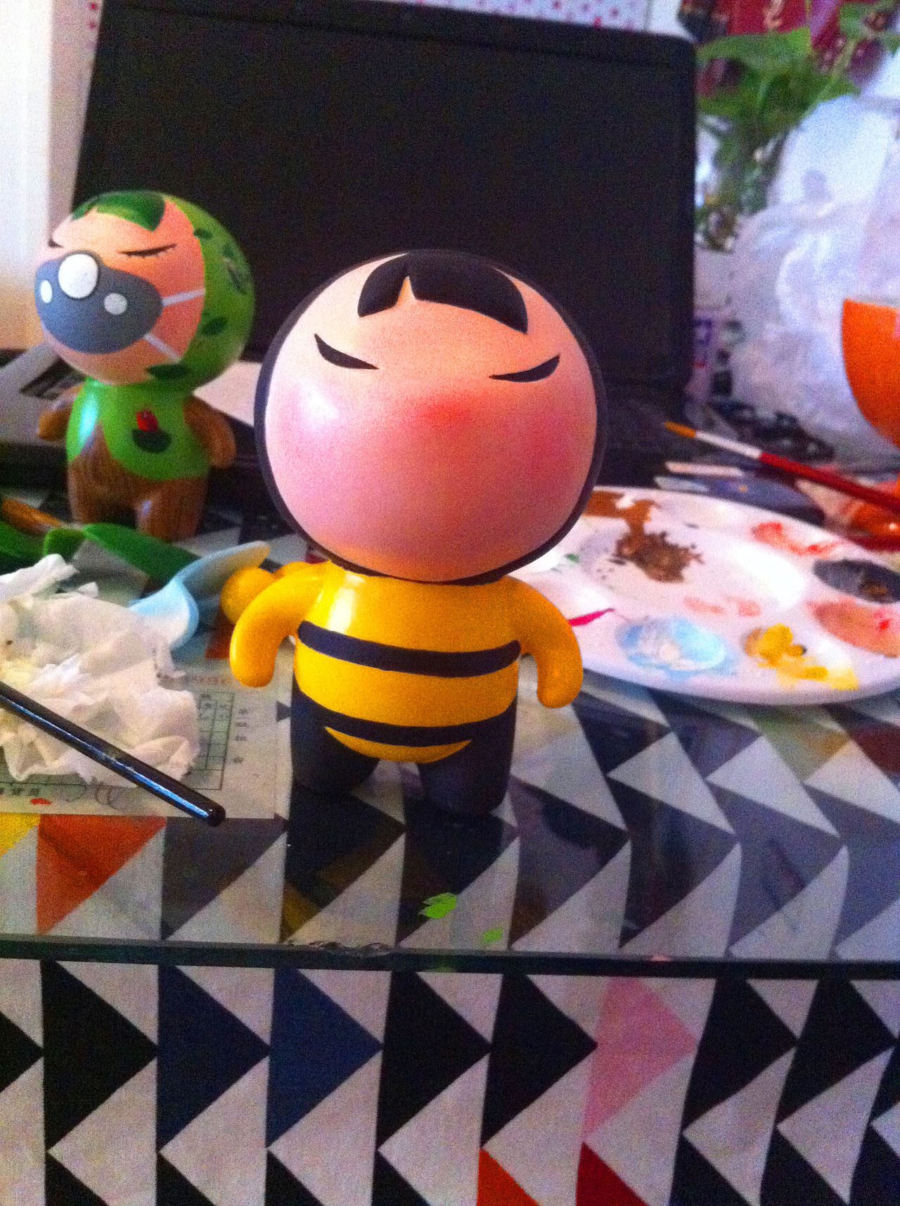 最基本的蜜蜂造型,有一对蓝色的小翅膀,要展览前才能粘,以免过程中破损