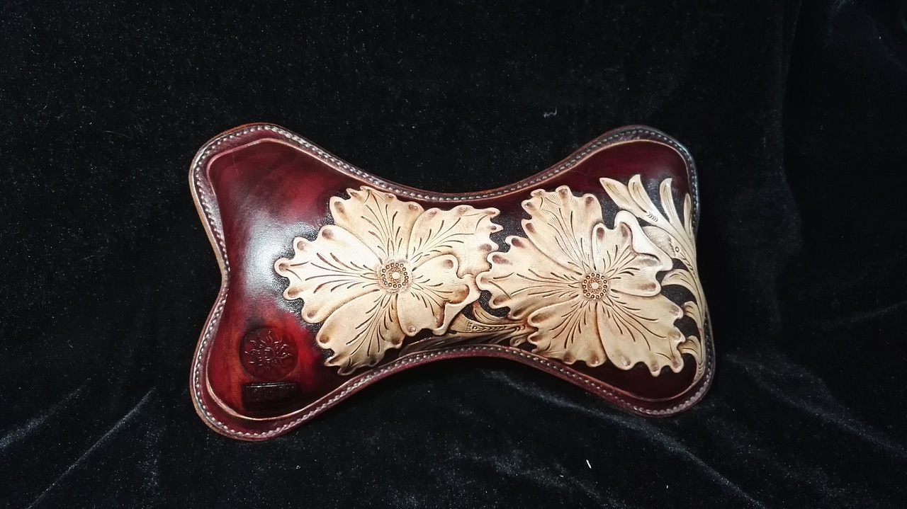 纯手工制作双色谢里丹唐草纹骨头型皮雕头枕