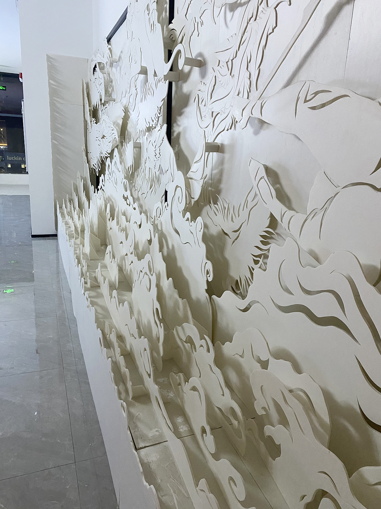 这面白色的立体墙做工是非常精细了,虽然材质用得是很便宜的kt板,但是