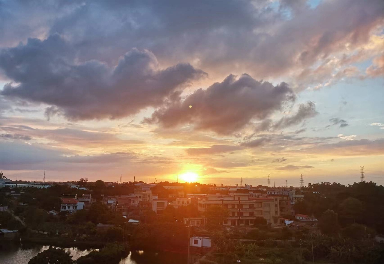 日落时建筑物对天的高角度视图