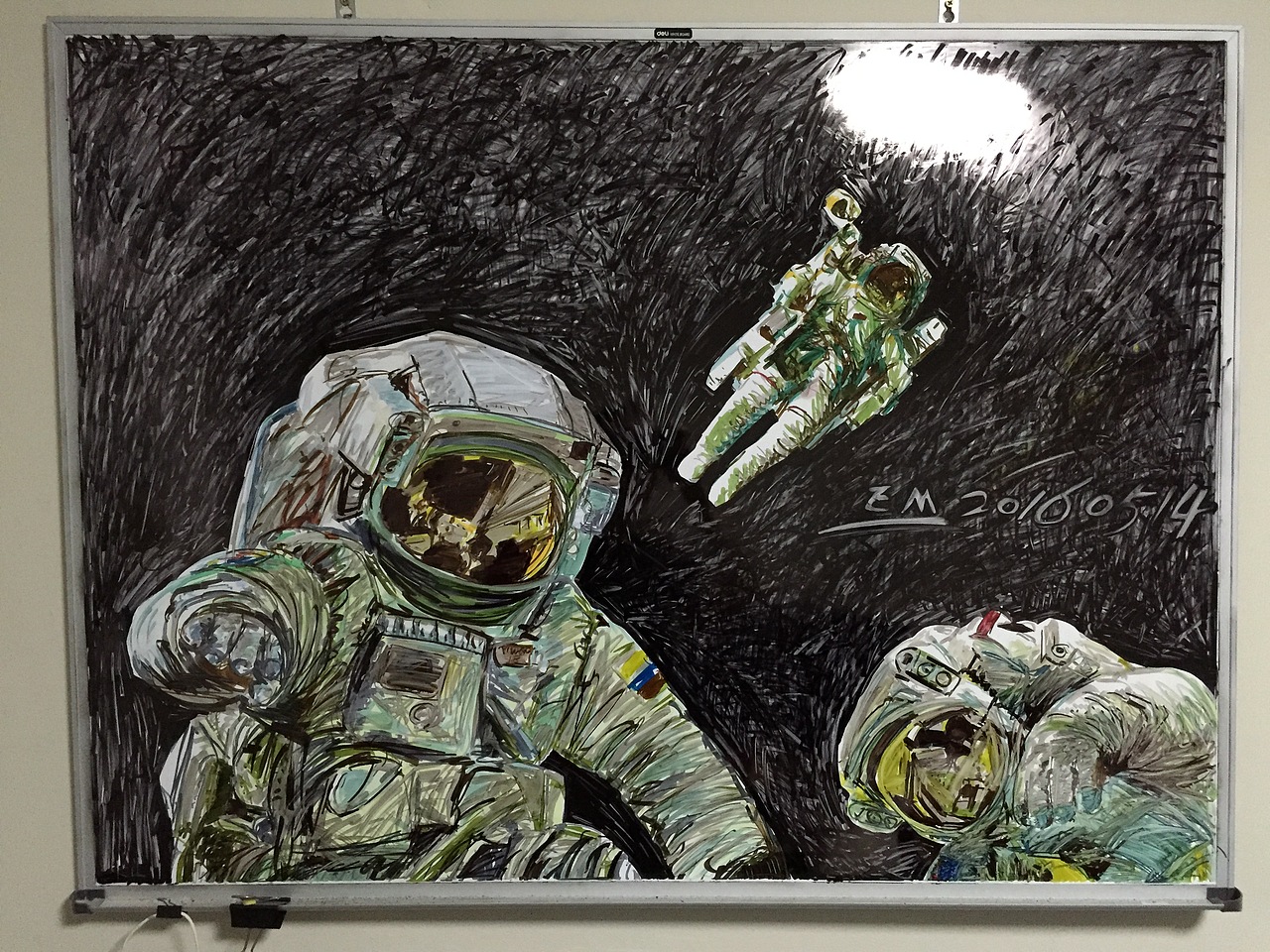最后,画面上有一块白白的是反光哈,用马克笔在白板上画的嘛,这些都是
