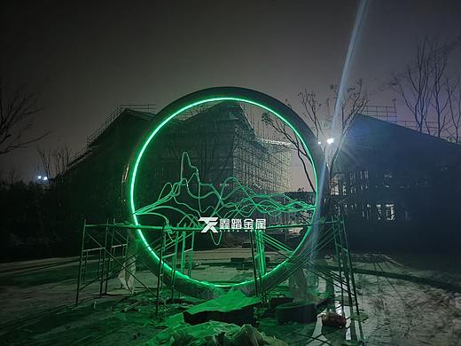 广场大型镜面不锈钢发光喷雾圆环雕塑