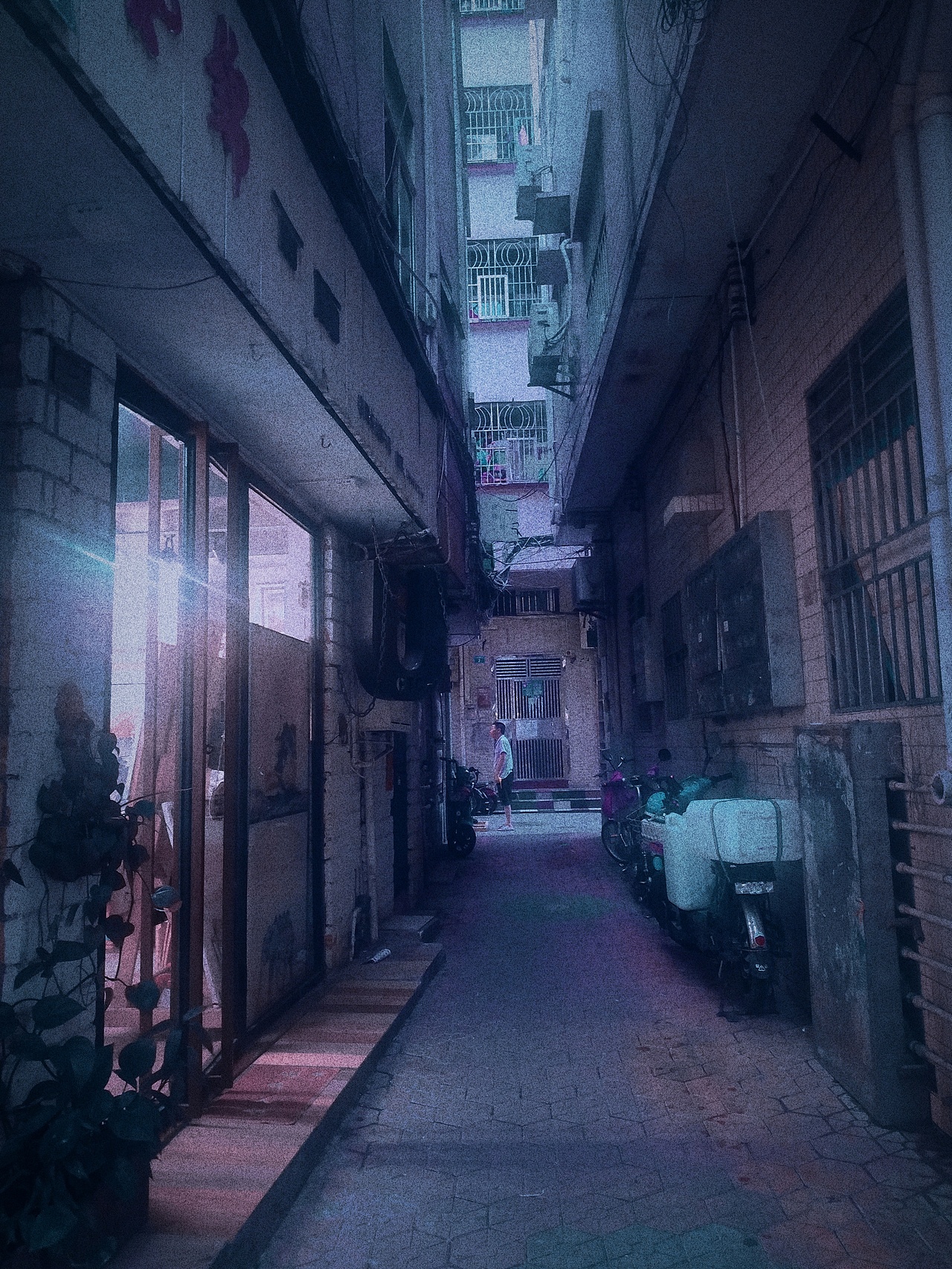 巷口远处的你,在期待什么?是手机不好玩吗