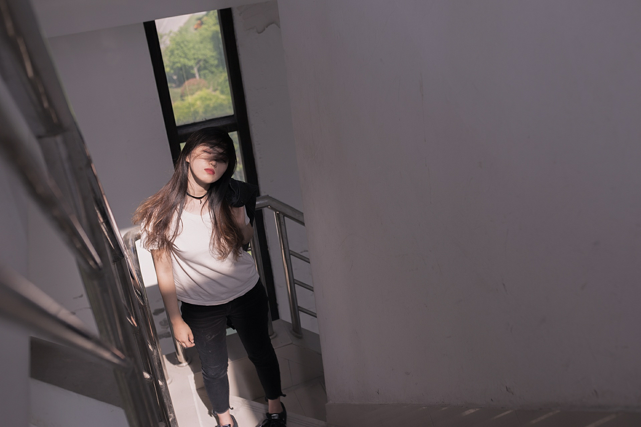 困在风里（图ZMTUwNTEyNjQ0） - 人像摄影 - 站酷设计师葡萄亮晶晶PHOTo原创素材 - 站酷ZCOOL