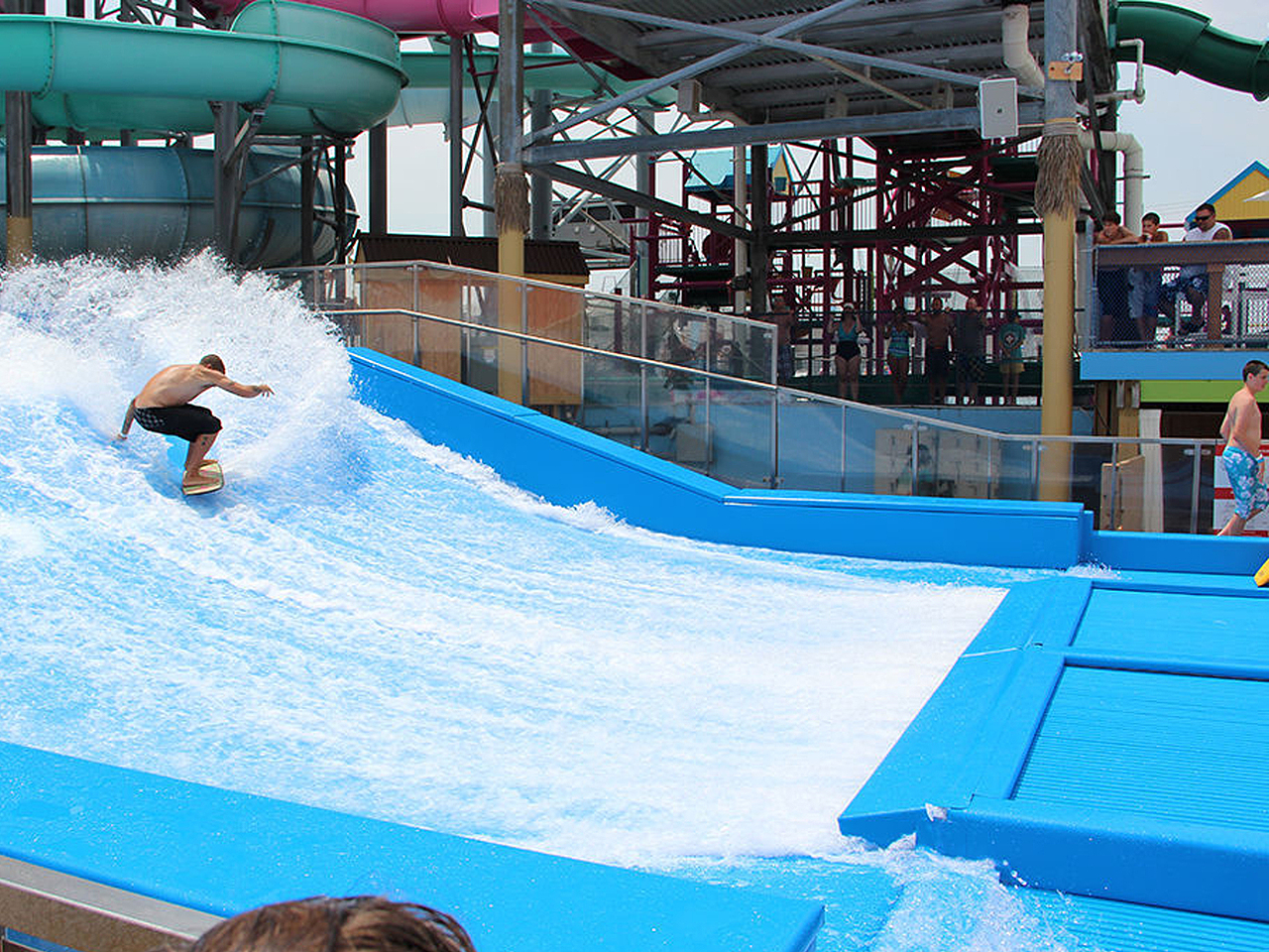 人工冲浪机就可以让人们不出家门也能享受到冲浪的乐趣.