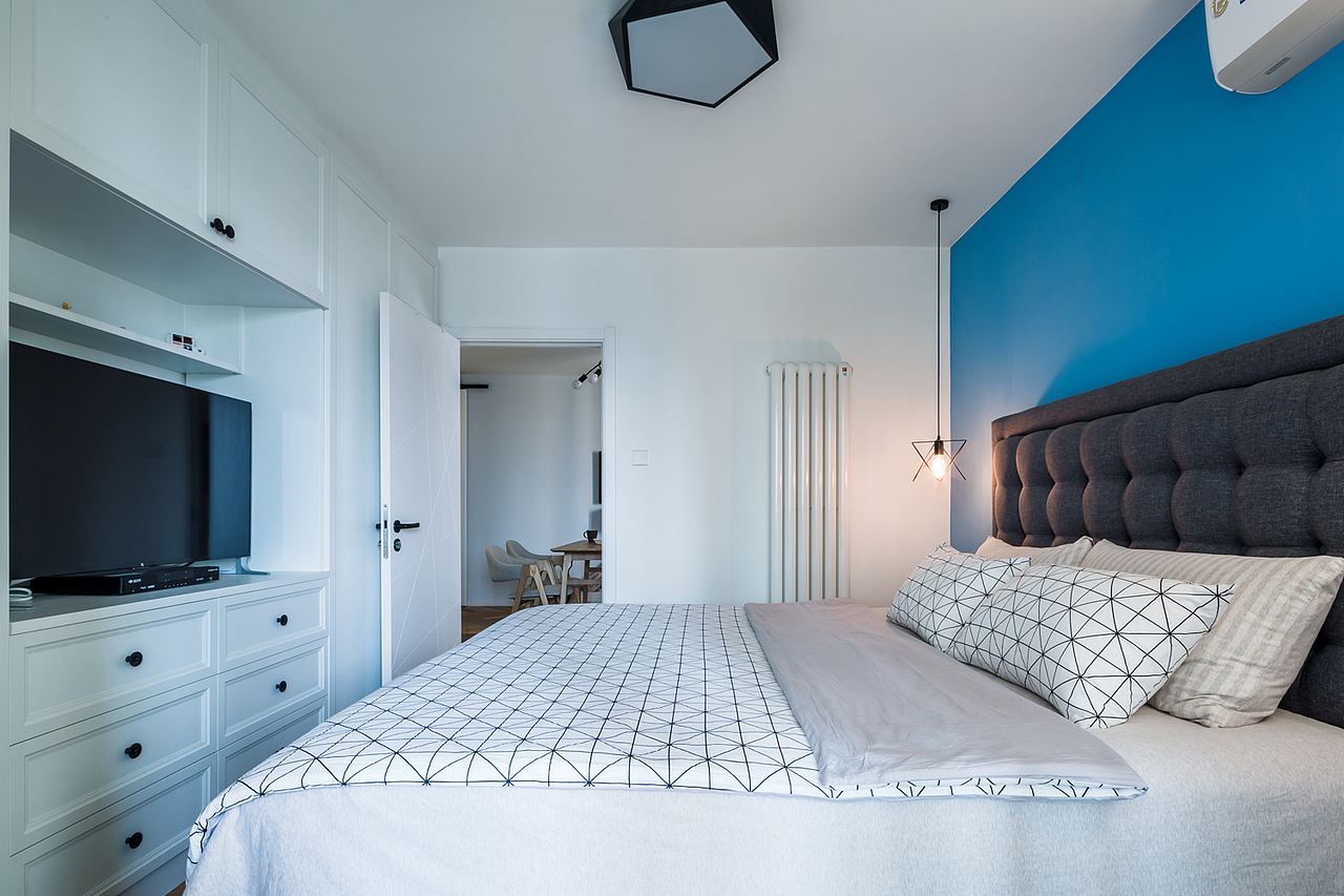 干净明亮特别清爽,地板,床头柜等暖木色家具的融入,巧妙调和了房间的