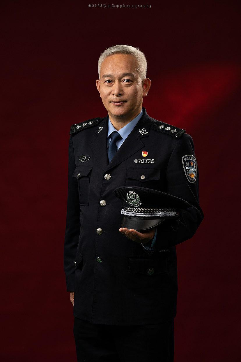 英武帅气的民警形象照