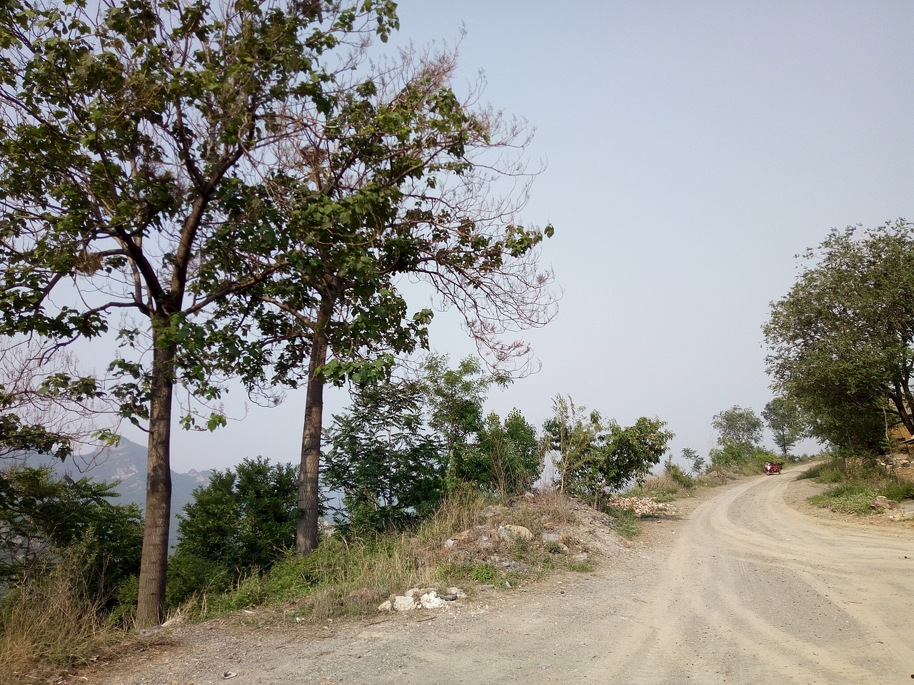 一条通向"明天"的路。