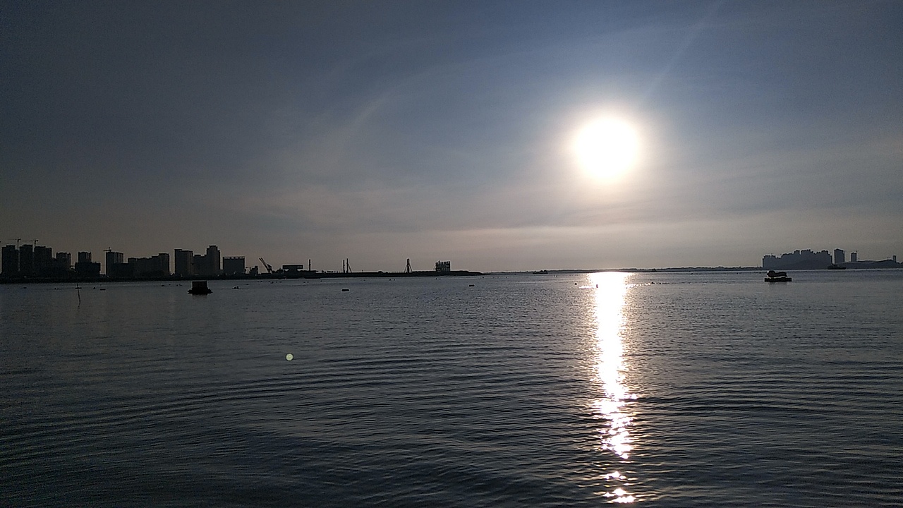 早晨的海边沙滩&雨天乌云密布