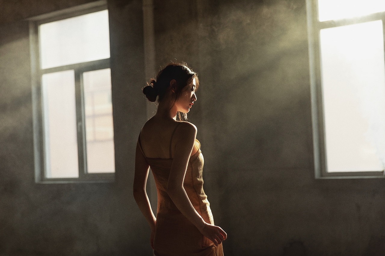 藏在暗处的光（图ZMzE1MjMyMDg4） - 人像摄影 - 站酷设计师茶底zzz原创素材 - 站酷ZCOOL