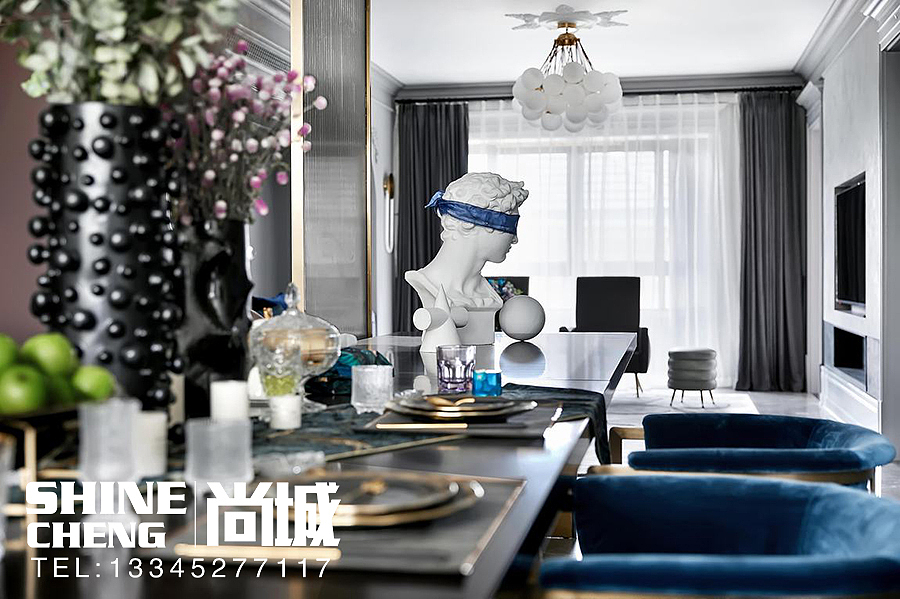 软装具有高度的自由度,可以根据家里的空间、风格,业主的兴趣爱好、习惯等进行设计装修。不会出现千篇一律的现象,每一个家的软装都是独一无二的。