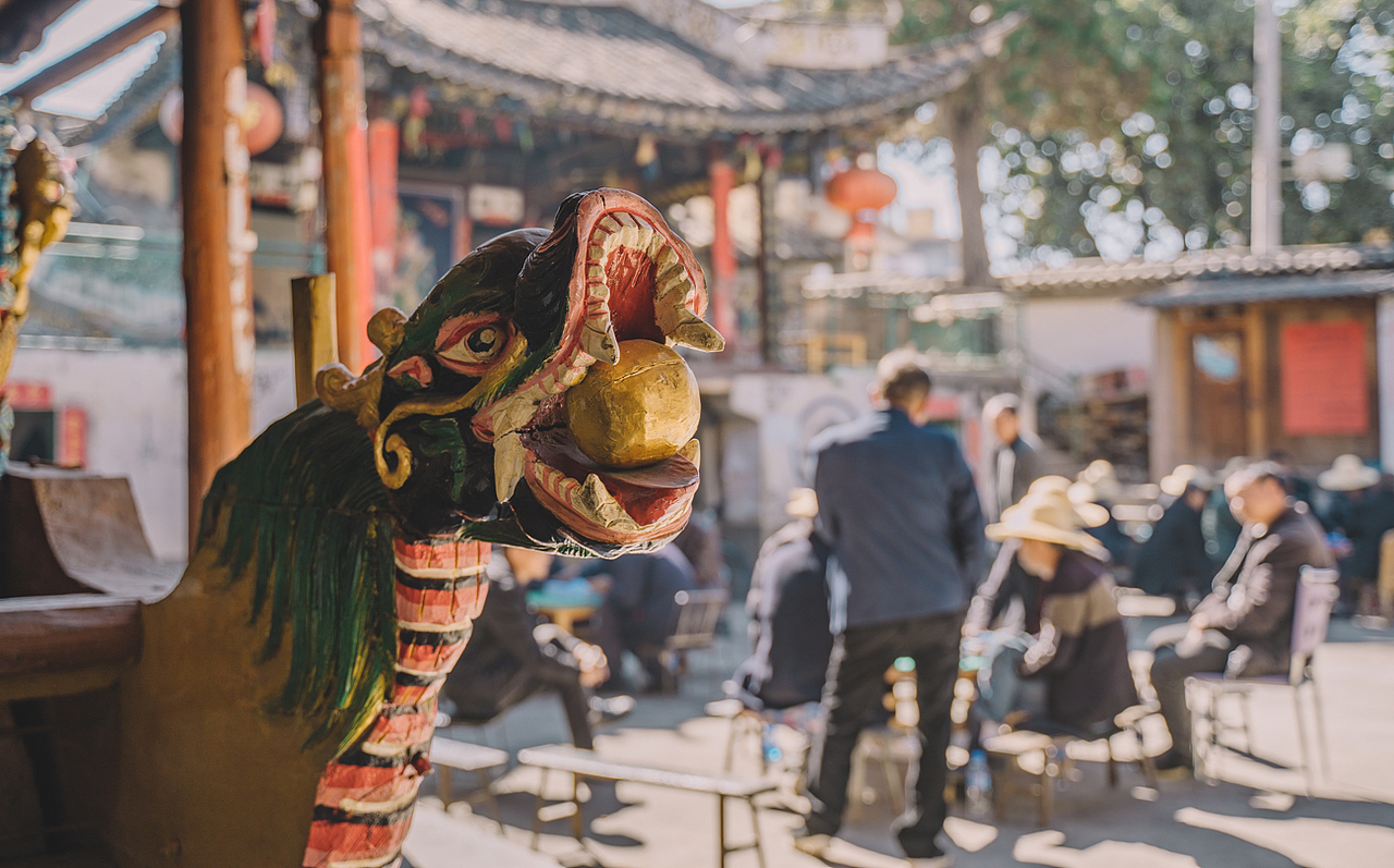 这座本主庙是由村民陆续集资重建,除了庙会节日,平日这里成为老人们的棋牌社。