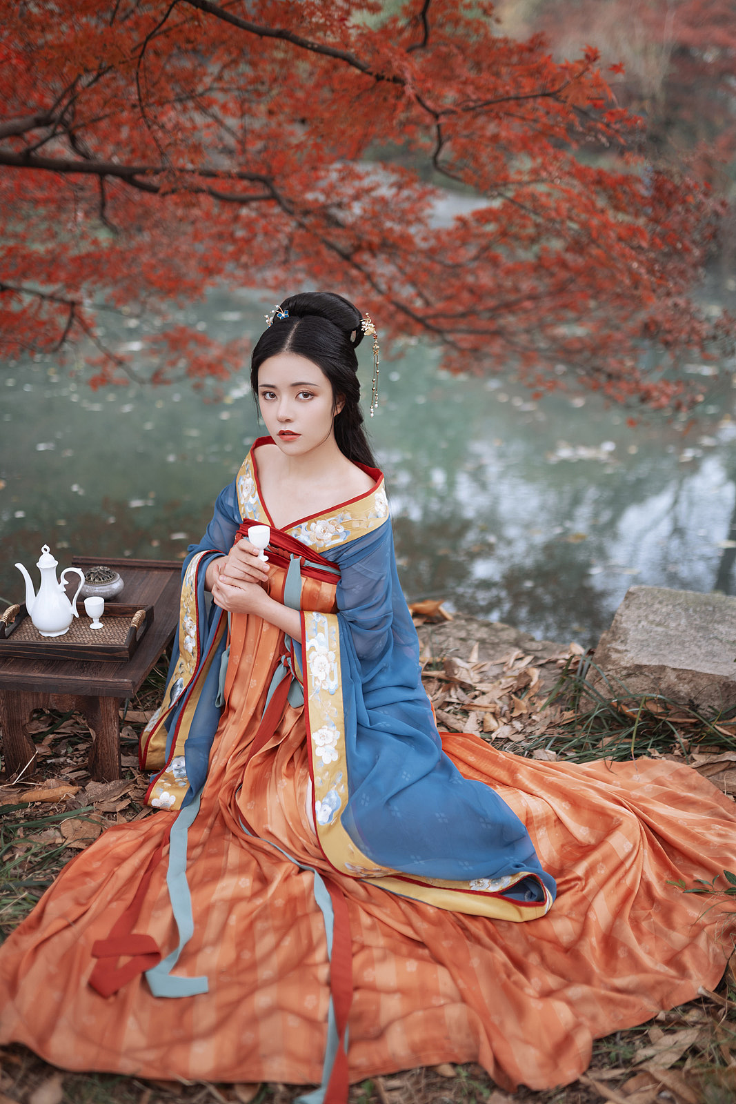 【汉服摄影】深意总迟解,将爱却晚秋