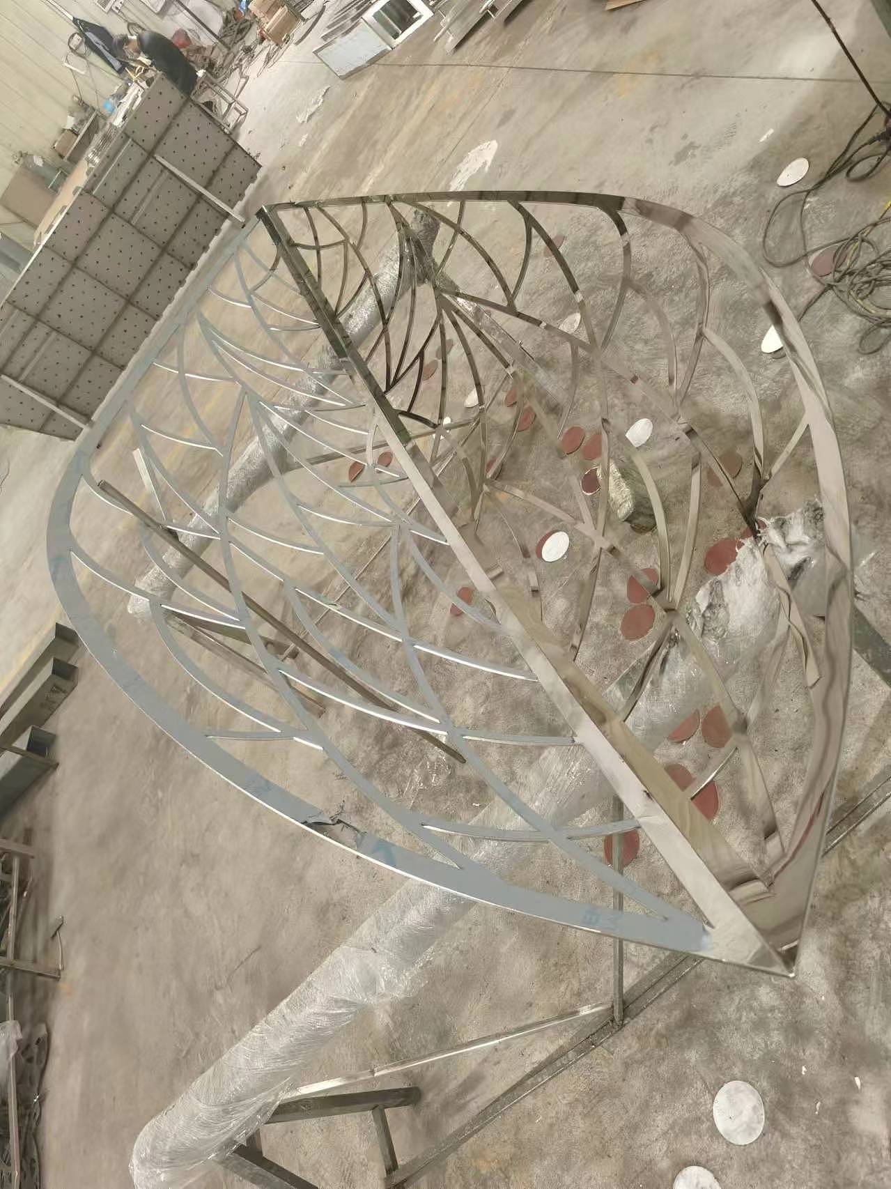 不锈钢镂空树叶造型