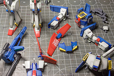 整体使用了浅MAX涂装,
白色装甲部分的阴影里混了少许绿色,更有动画播出年代的复古感~<br>而水贴则是用了其它联邦系机体的剩余水贴。