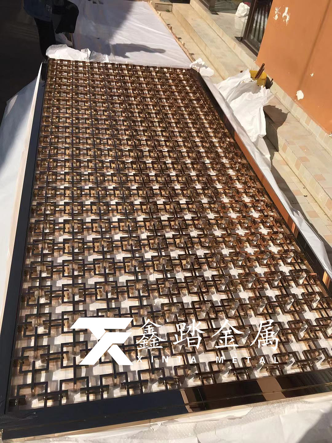 佛山镜面玫瑰金不锈钢镂空屏风装饰家居犹如脱胎换骨