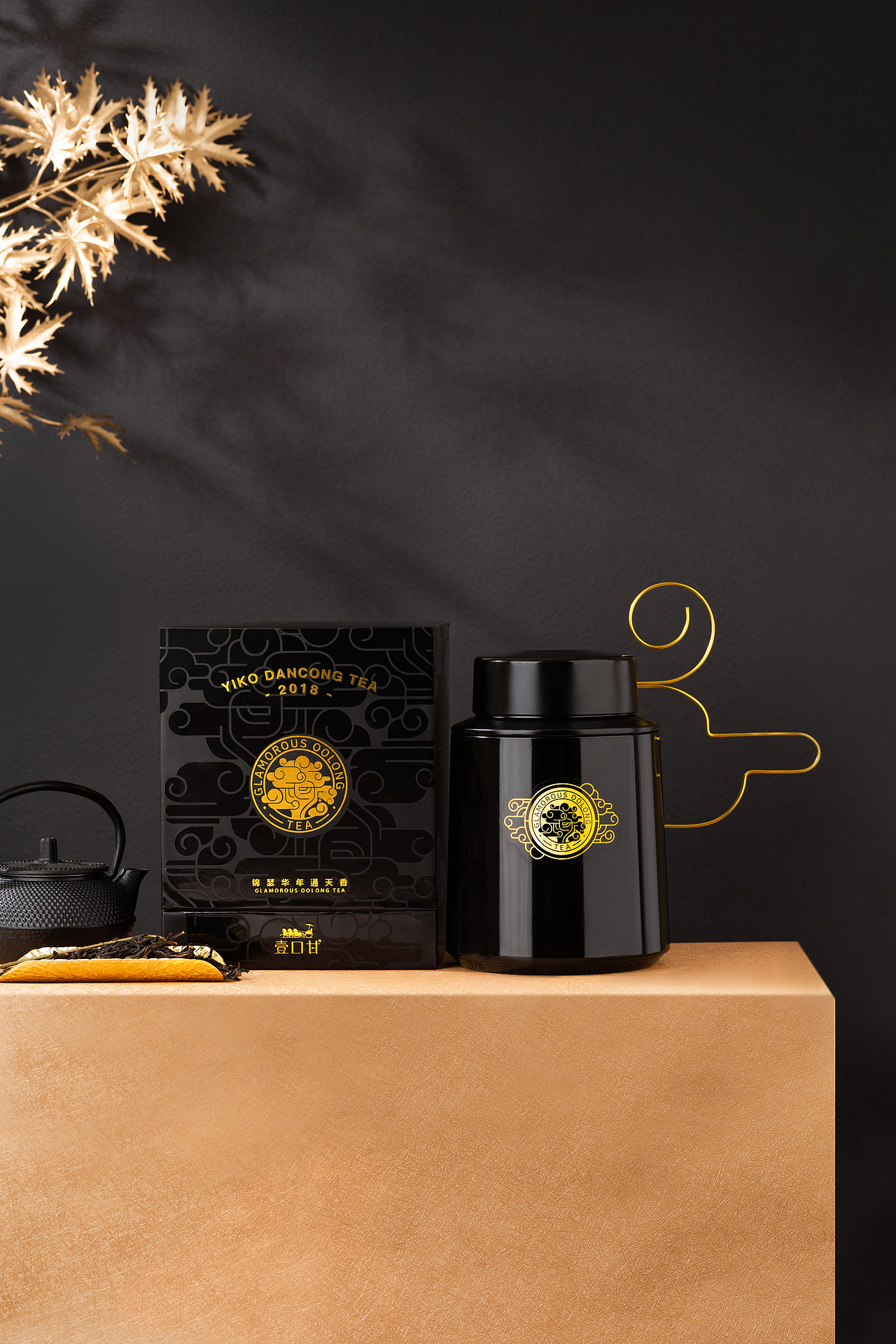 在石板巷的尽头,空气中都好像还能闻到隐隐的桂花香,日光薄薄的照着庭院里闲散开着的花,摇扇不急不慢地将红泥火炉生起火。