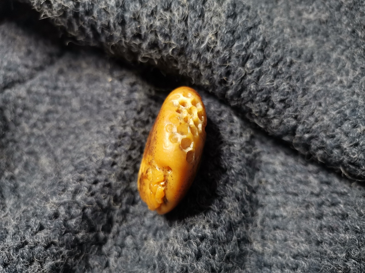 和田玉黄沁籽料甜蜜蜜象原玉雕作品