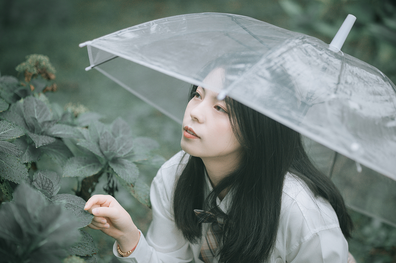 你说我像精灵,是对比周围的黯淡
