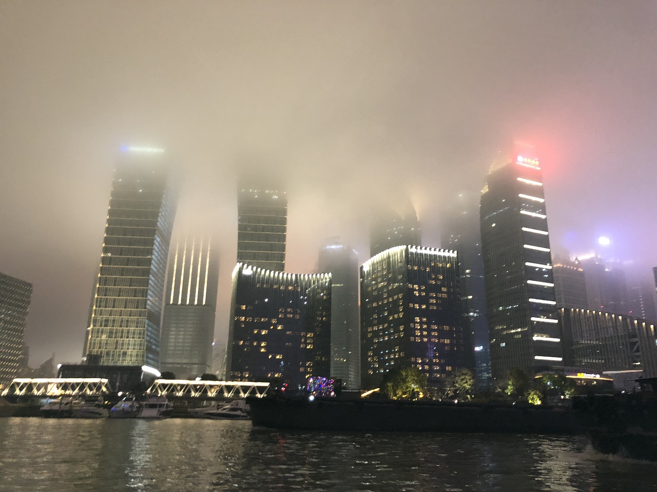 阴天的上海外滩