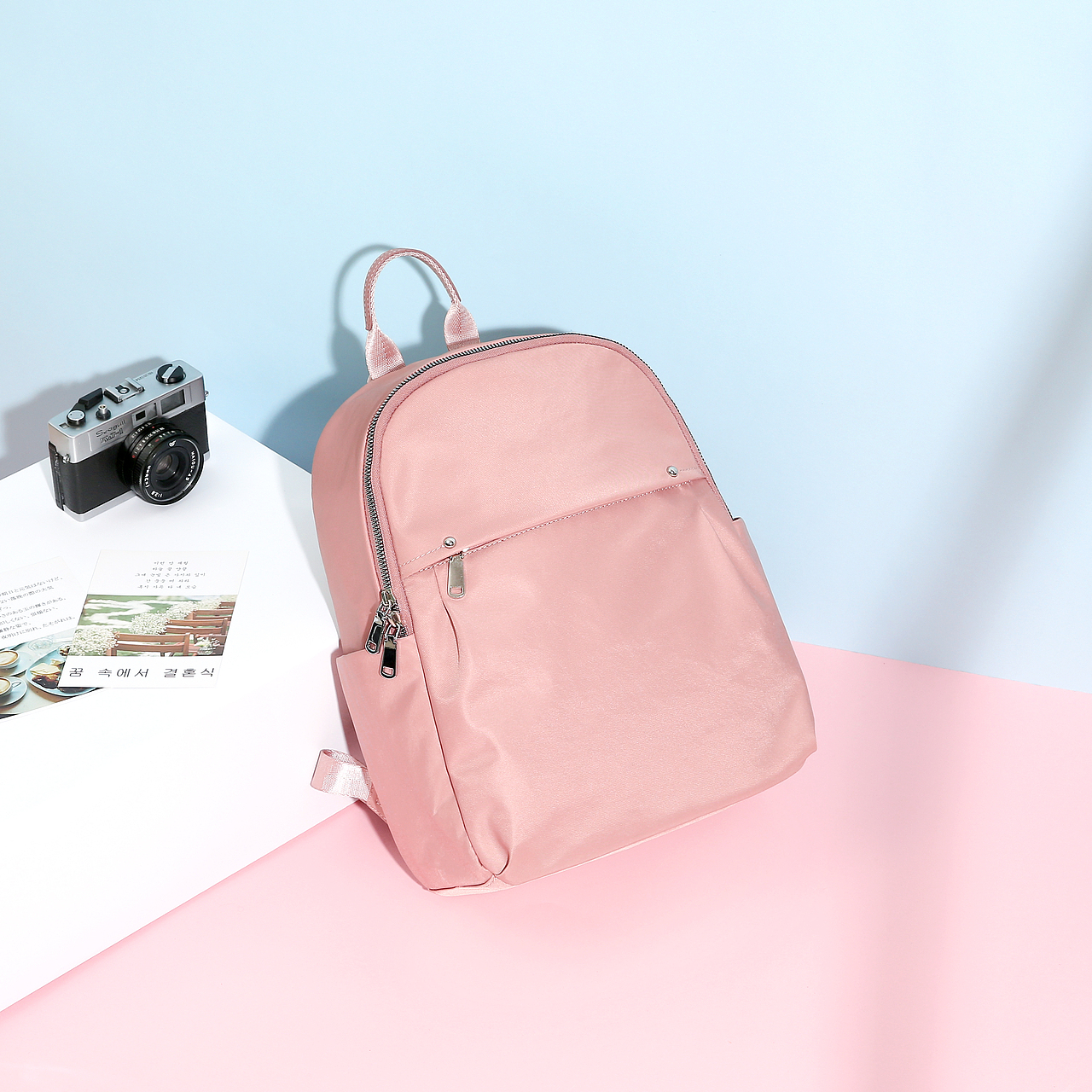 静物平铺创意拍摄-双肩包