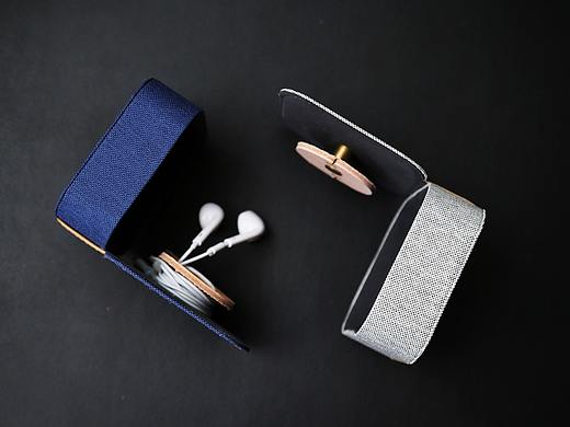 带植鞣革绕线器的桌面收纳盒