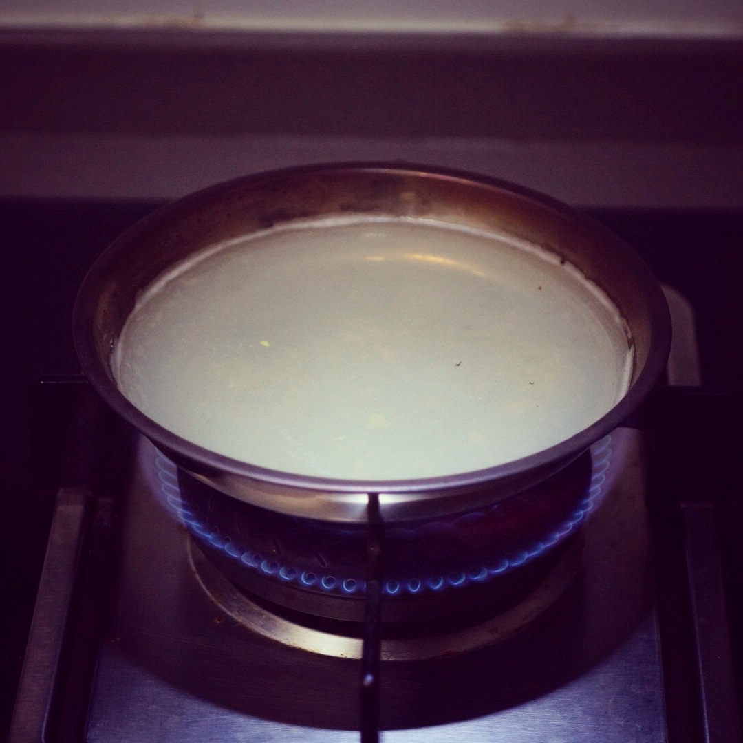 硫磺皂3至5克溶在水中,煮沸。