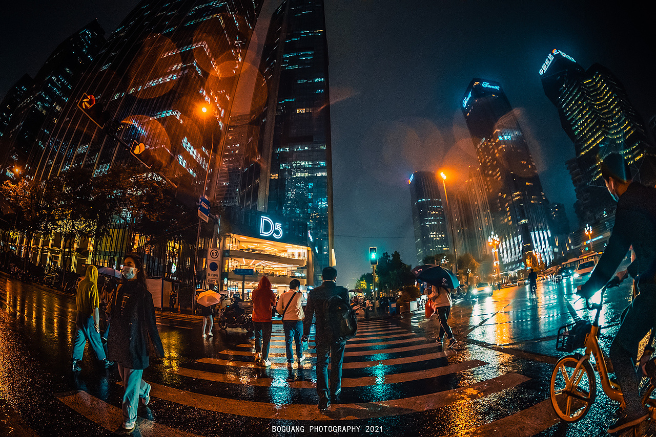 成都街拍|人们下班后的雨夜