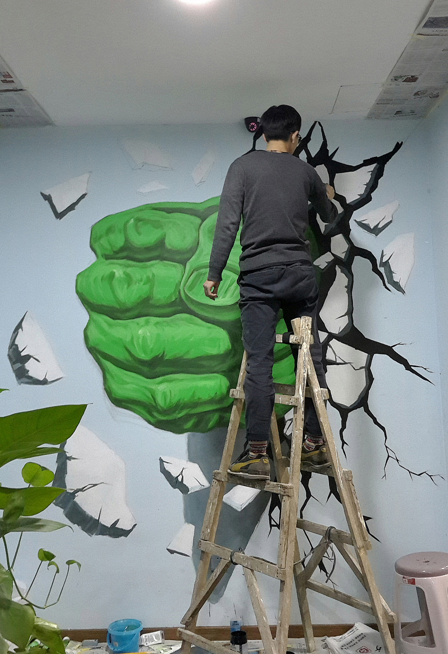 原创作品:绿巨人-破墙而出