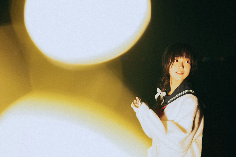 江边点燃烟花棒（图ZMzIxNzYwNDg4） - 人像摄影 - 站酷设计师Sy周末原创素材 - 站酷ZCOOL