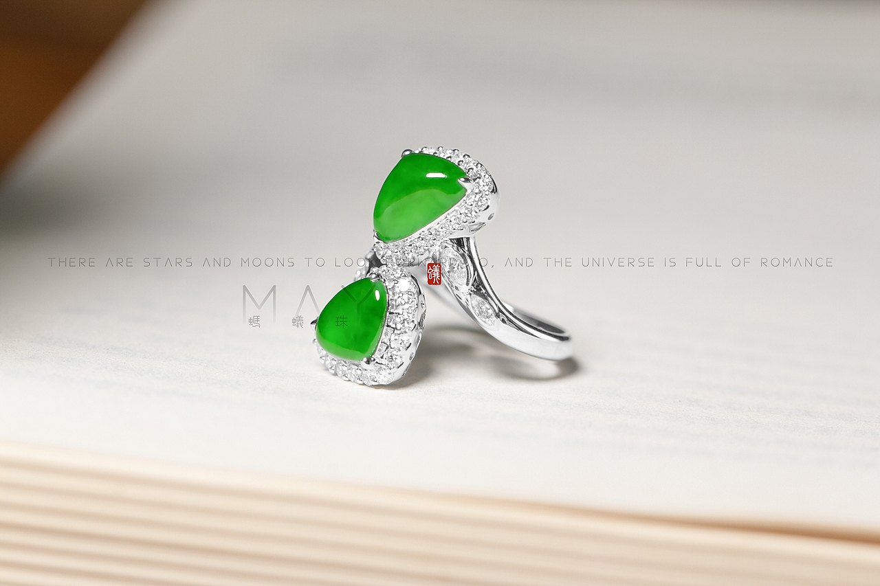 蚂蚁珠宝·个人吊坠| 三角蛋面戒指 18K金镶嵌翡翠&钻石